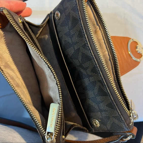 Michael Kors triple compartment logo crossbody - Picture 9 of 10